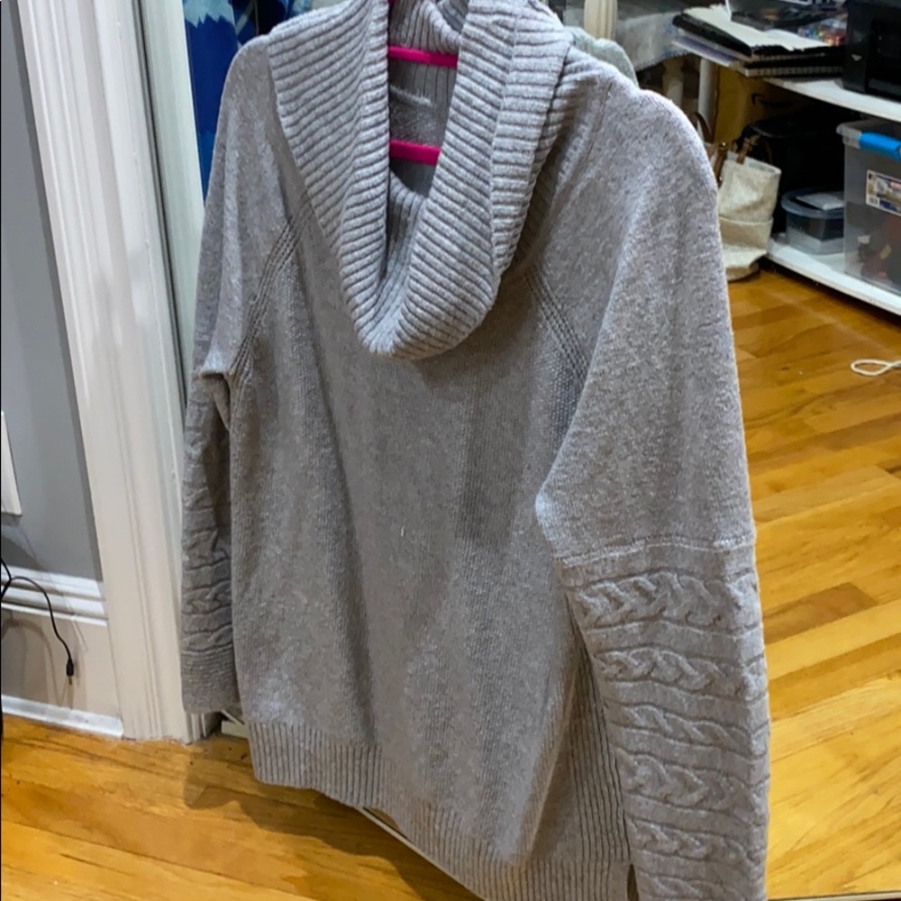 Cavin Klein sweater